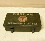 U.S.ARMY MEDICAL DEPARTMENT FIRST AID FOR EMERGECY USE ONLY 
1950年代 アメリカ陸軍兵専用の救急箱です。
とても重厚なつくりになっています。