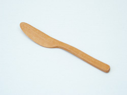 天然木でできた木製バターナイフです。シンプルなカタチ、なめらかなカーブ…。永く使っていけそうなお品です。在庫僅少です。